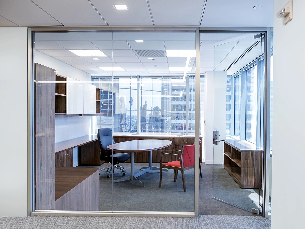 Маятниковые стеклянные двери