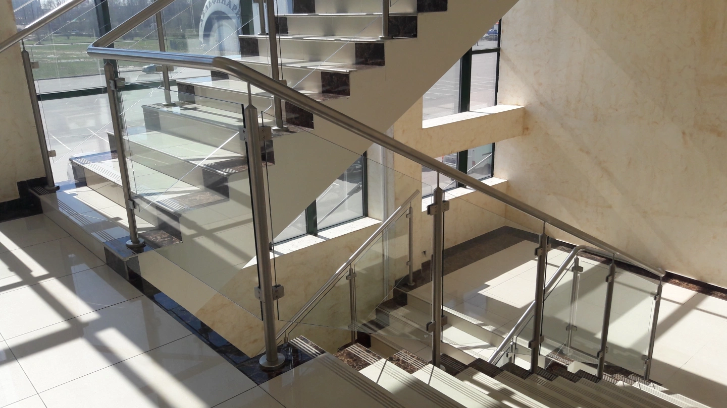 Стеклянные лестничные ограждения